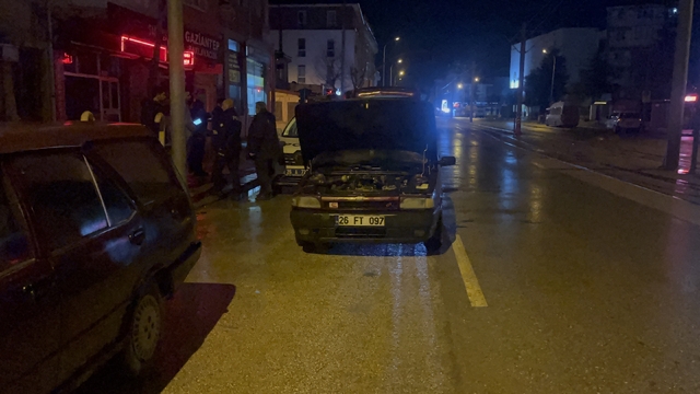 Eskişehir'de motor kısmı yanan araç kullanılamaz hale geldi