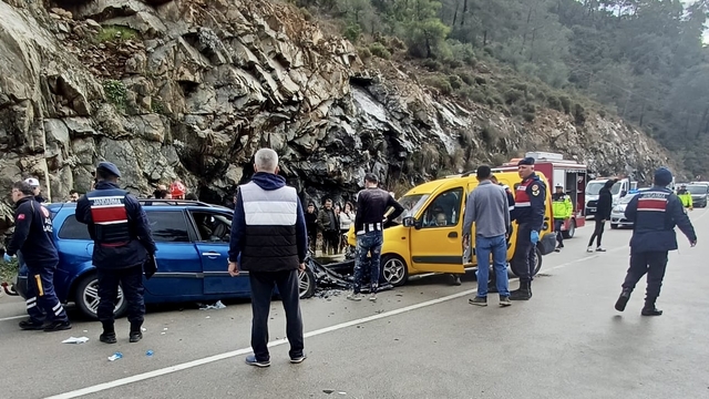 Muğla'da otomobille hafif ticari aracın çarpıştığı kazada 7 kişi yaralandı