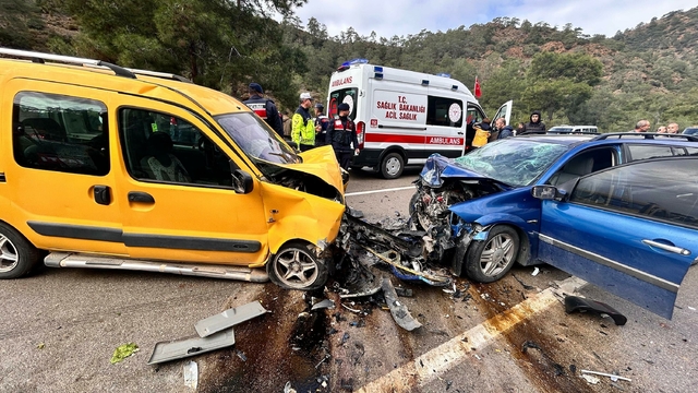 Otomobil, hafif ticari araçla çarpıştı: 1 çocuk öldü, 6 yaralı