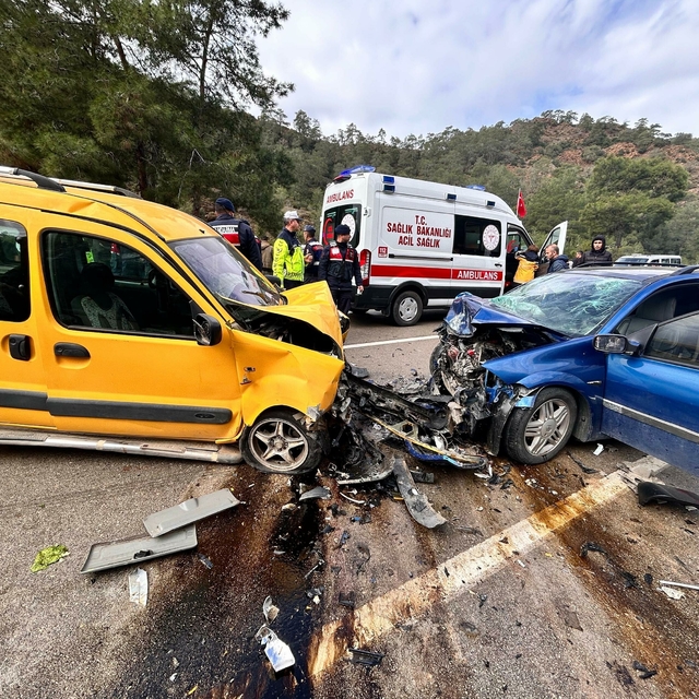 Otomobil, hafif ticari araçla çarpıştı: 1 çocuk öldü, 6 yaralı