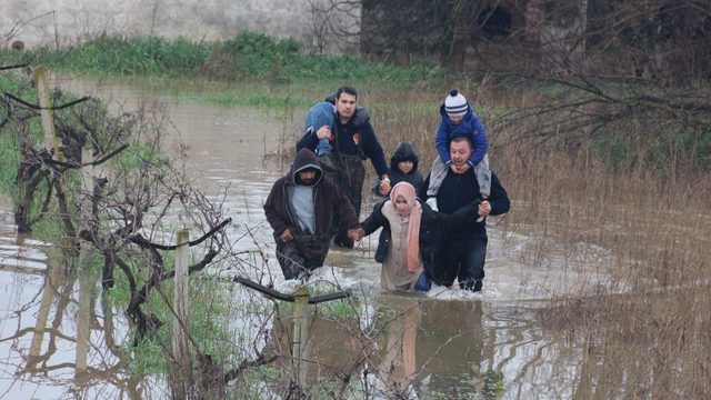 Manisa'da nehir taşması sonucu bağ evinde mahsur kalan 5 kişiyi itfaiye kurtardı