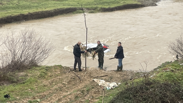 Bolu'da çaya düşen otomobil 500 metre sürüklendi
