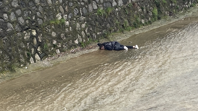 Bursa'da dereye düşen adam kalp masajıyla hayata döndürüldü