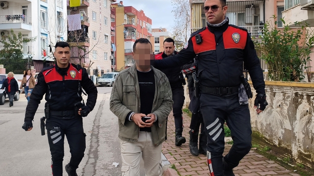 Apartman bahçesine sakladığı pompalı tüfek polisi alarma geçirdi
Üzerinden de tabanca çıkan şüpheli, silahların bir arkadaşına ait olduğunu iddia etti