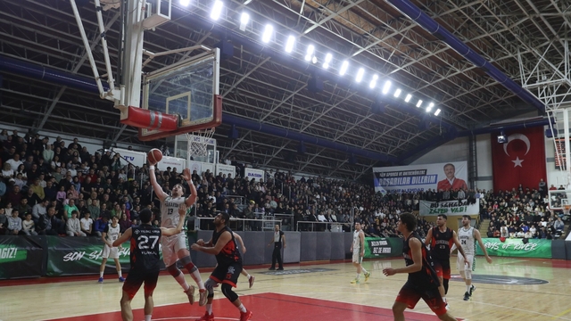 Sakarya Büyükşehir Basketbol liderliğini sürdürdü