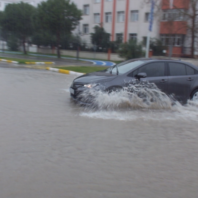 Burhaniye de sağanak yağmur yolları göle çevirdi