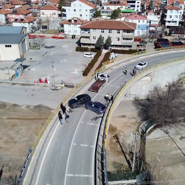 Cip ile otomobil kafa kafaya çarpıştı: 6 yaralı