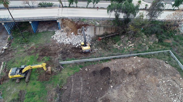 James Bond filmine sahne olan 64 yıllık köprüde yıkım çalışmaları başladı