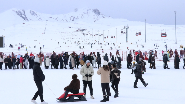Erciyes'te pistler hafta sonu kayakseverlerle doldu