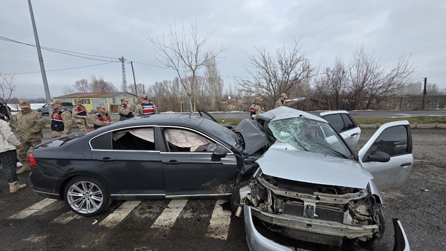 Bingöl'de iki otomobilin çarpıştığı kazada 1 kişi öldü, 5 kişi yaralandı