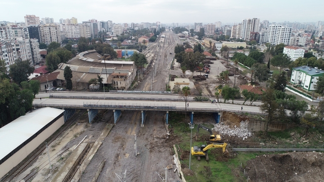 Adana'da Kasım Gülek Köprüsü'nün yıkımına başlandı