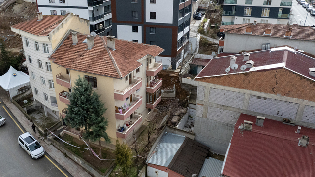 Ankara'nın Gölbaşı ilçesinde istinat duvarının çökmesi nedeniyle 5 apartman tahliye edildi