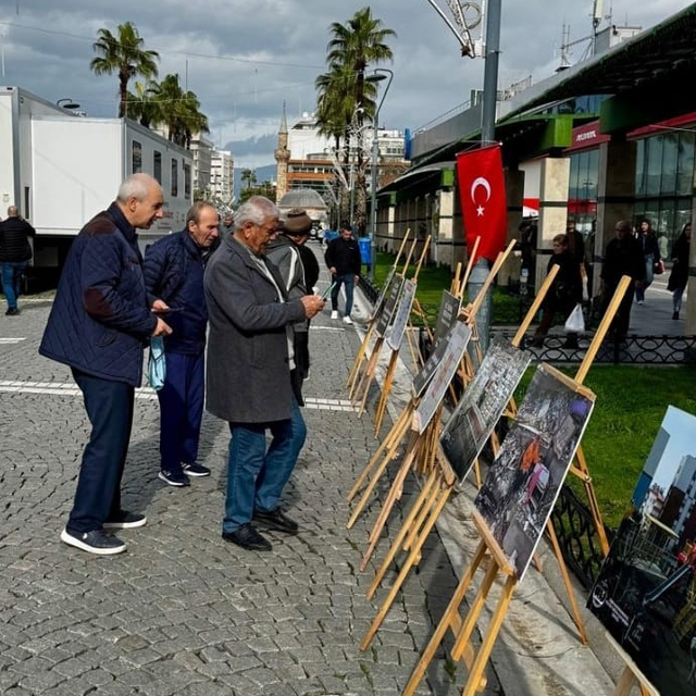 İzmir'de 6 Şubat depremlerinde yaşamını yitirenler anıldı