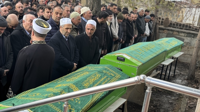 Erzurum'daki trafik kazasında hayatını kaybeden 3 kişinin cenazesi defnedildi