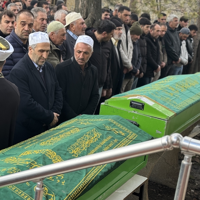 Erzurum'daki trafik kazasında hayatını kaybeden 3 kişinin cenazesi defnedil...