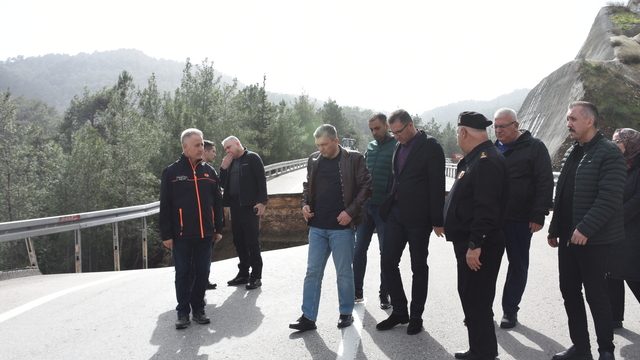 GÜNCELLEME - Antalya'da Kumluca-Kemer kara yolu göçük ve heyelan nedeniyle kısmen ulaşıma kapatıldı