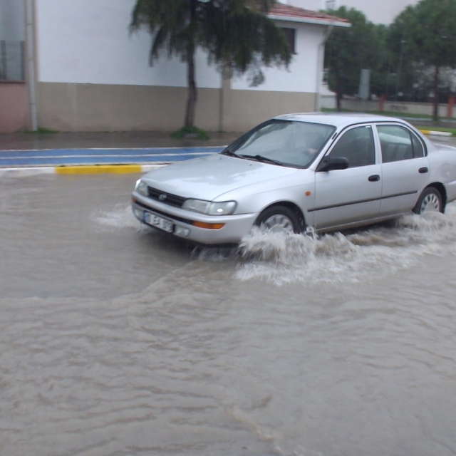 Burhaniye'de sağanak nedeniyle yollar göle döndü, tarım arazilerini su bast...