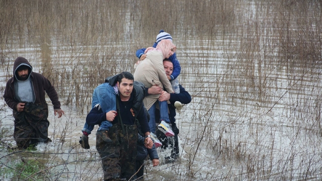 Nehir taşınca bağ evinde mahsur kalan baba ve 4 çocuğunu itfaiye kurtardı