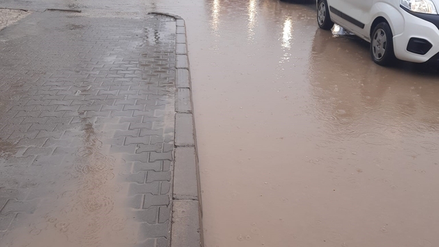 Cadde göle döndü, sürücüler zor anlar yaşadı