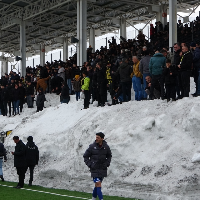 Bitlis Spor 1916 evinde puan kaybetti
Taraftarlar, kar yığınları üzerinde d...