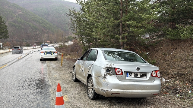 Kastamonu'da refüje çarpan otomobildeki 3 kişi yaralandı
