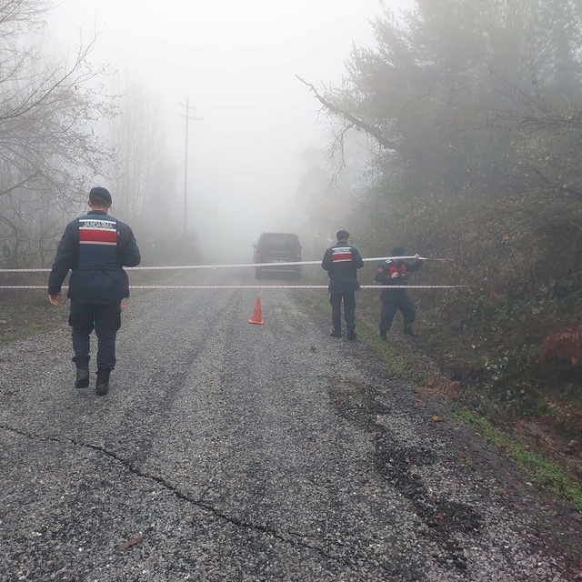 Türkeli'de heyelan nedeniyle köy yolu ulaşıma kapandı
