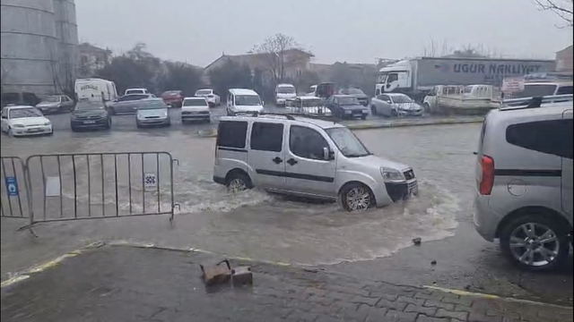 Sağanak yağış hayatı olumsuz etkiledi