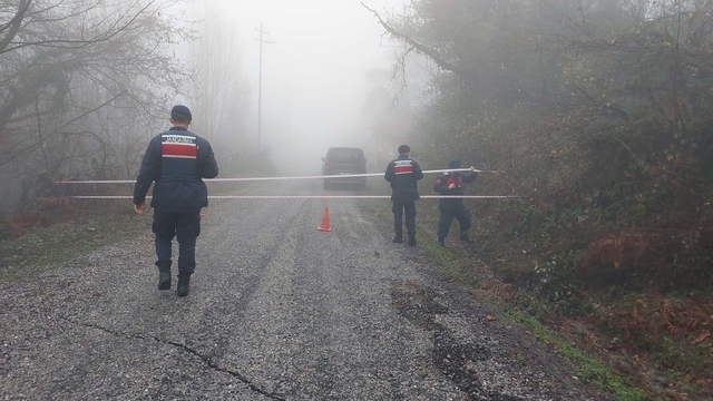 Türkeli'de heyelan nedeniyle köy yolu ulaşıma kapandı