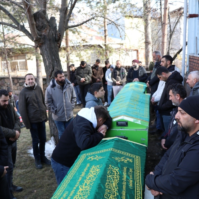 Erzurum'da trafik kazasında vefat eden iki kardeş ve bir arkadaşa hüzünlü v...