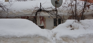 Bitlis'te kar yığınları kardan kaleye dönüştü