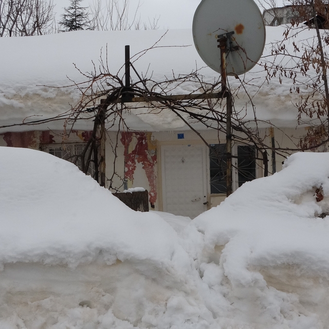 Bitlis'te kar yığınları kardan kaleye dönüştü