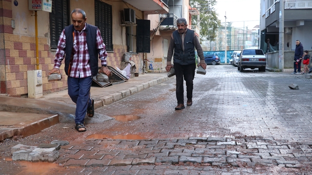 İzmir'de mahalleli bozulan yolu kendi imkanlarıyla onardı