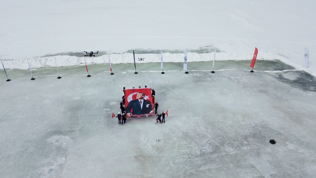 Kars Çıldır Gölü'nde buz üstünde muhteşem şölen