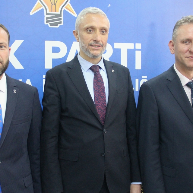 AK Parti Kütahya milletvekilleri, Başkan Güneş'in yerel kıyafetli fotoğrafı...