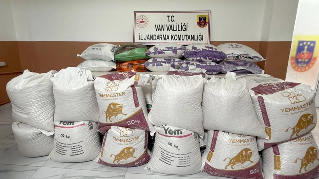 Van'da gümrük kaçağı 1850 kilogram gıda maddesi ele geçirildi