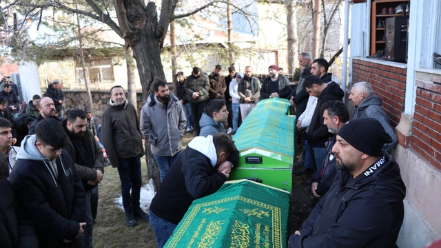 Erzurum'da trafik kazasında vefat eden iki kardeş ve bir arkadaşa hüzünlü veda