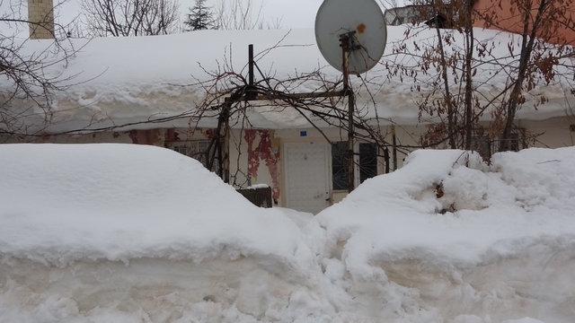Bitlis'te kar yığınları kardan kaleye dönüştü