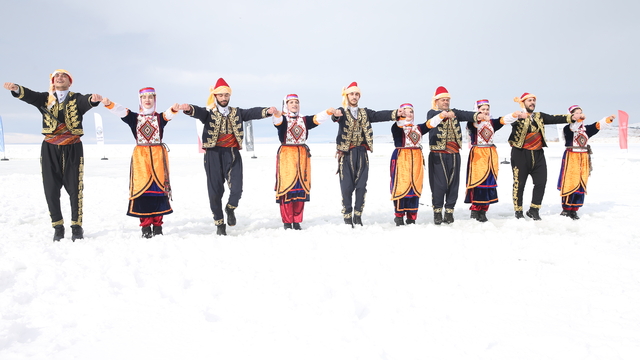 Çıldır Gölü'nde "Buz Şenliği" düzenlendi