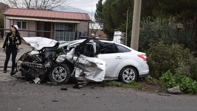Manisa'da 3 aracın karıştığı kazada 2 kişi öldü, 4 kişi yaralandı