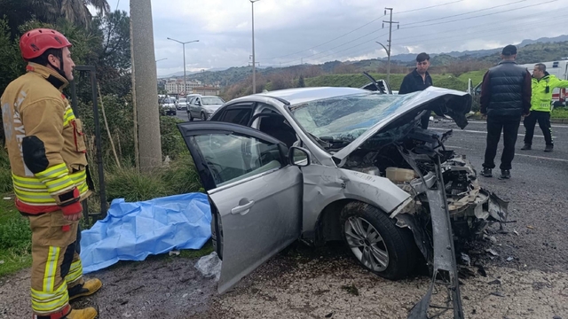 Manisa'da refüjü aşan otomobil, zincirleme kaza yaptı: 2 ölü, 4 yaralı