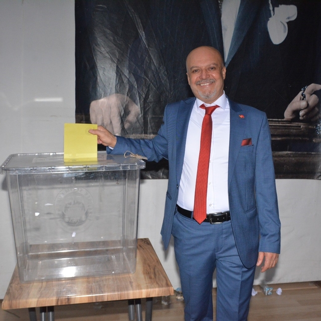 Akhisar'da mevcut başkan 1 oy farkla kazandı