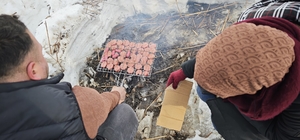 Donan Nazik Gölü üzerinde sucuk ekmek keyfi