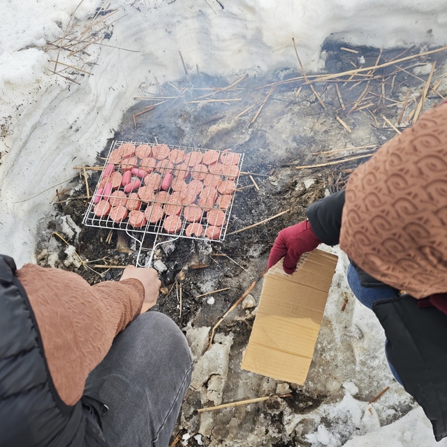Donan Nazik Gölü üzerinde sucuk ekmek keyfi