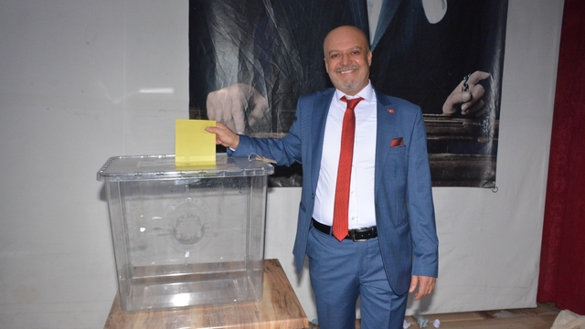 Akhisar'da mevcut başkan 1 oy farkla kazandı