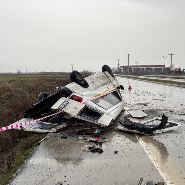 Yağış sonrası kayganlaşan yolda taklalar atan transit hurdaya döndü: 2 yara...