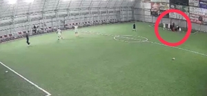 Halı sahada kalp krizi geçiren öğretmenin son anları kameraya yansıdı