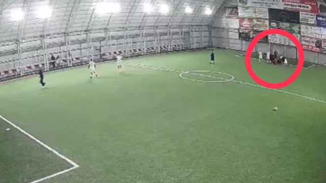 Halı sahada kalp krizi geçiren öğretmenin son anları kameraya yansıdı