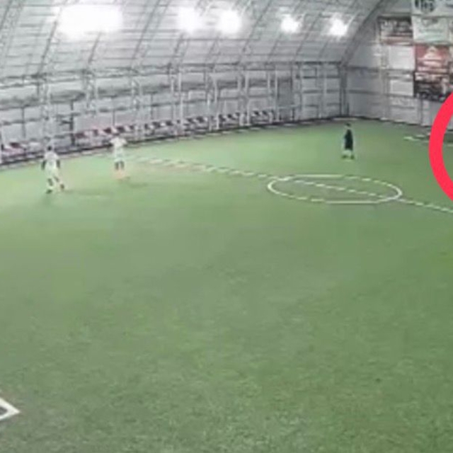 Halı sahada kalp krizi geçiren öğretmenin son anları kameraya yansıdı