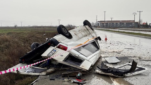 Yağış sonrası kayganlaşan yolda taklalar atan transit hurdaya döndü: 2 yaralı