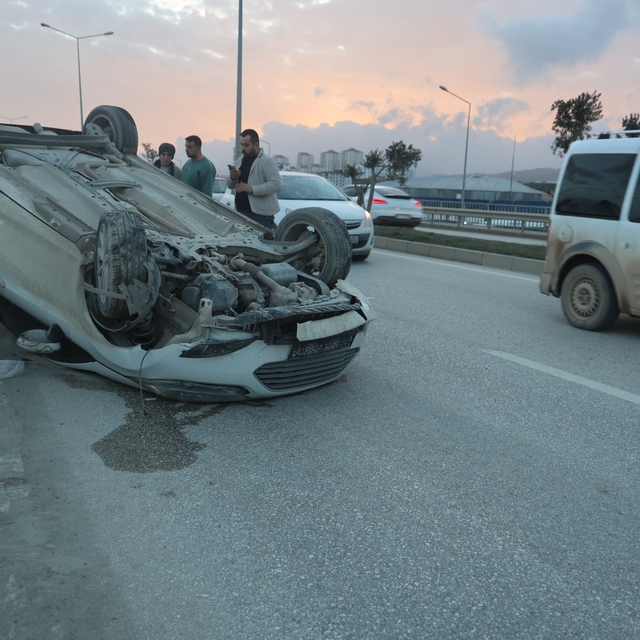 Hatay'da otomobil takla attı: 3 yaralı